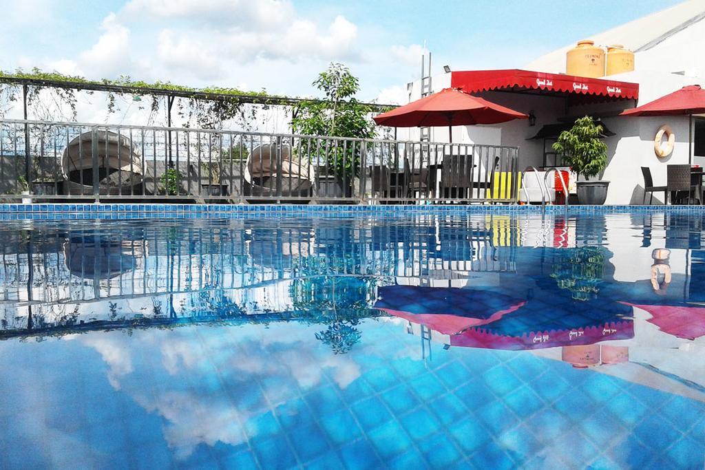 Hotel Grand Zuri Muara Enim Экстерьер фото